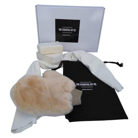 Premium House Valet Set made from entirely natural materials, presented in a gift box. Perfect for car cleaning, includes chamois leather and sheepskin mitt. Ideal for Father’s Day, birthdays, or Christmas.