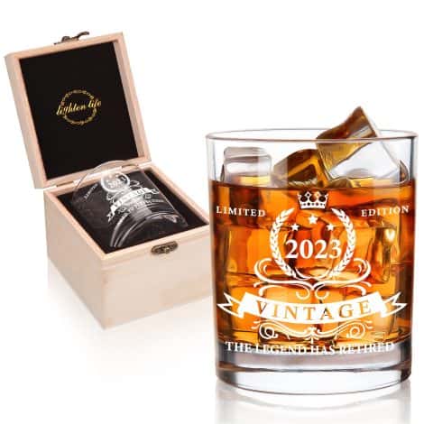 LIGHTEN LIFE The Legendary Retirement 2023 Whisky Tumbler 360 ml, Humorous Retirement Scotch Glass in Exclusive Wooden Case, Retirement Present suggestions for Men, Father, Spouse, Retirement Glass Celebration Decoration.