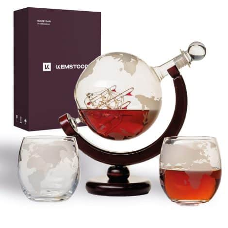 Kemstood Whisky Decanter and Glass Set (850 ml) – Engraved Whisky Globe Decanter for Spirits, Bourbon, Vodka with 2 Glasses – Whisky Gift Sets for Gentlemen – Home Bar Accessories for Alcoholic Drinks.