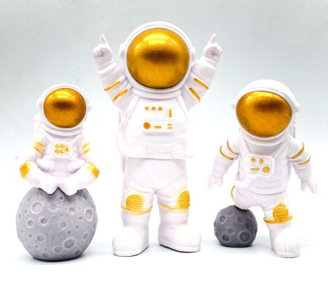 Golden 3-piece Astronaut Cake Topper, Spaceman Cake Decorations, Mini Astronaut Figurines for Kids’ Astronaut Theme Party.